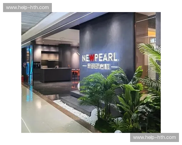 极简之诗与奢华之极：清水混凝土VS岩板大板，谁才是家居界的“天花板”？